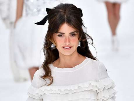 Penélope Cruz desfilou pela Chanel com uma das peças criadas por Karl Lagerfeld Penélope Cruz desfilou pela Chanel com uma das peças criadas por Karl Lagerfeld