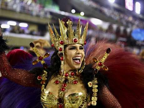 Raissa Machado é a rainha de bateria da vice-campeã do Rio, Viradouro. A musa veio fantasiada da Sacerdotisa Morgana, das lendas do Rei Arthur. Raissa Machado é a rainha de bateria da vice-campeã do Rio, Viradouro. A musa veio fantasiada da Sacerdotisa Morgana, das lendas do Rei Arthur.