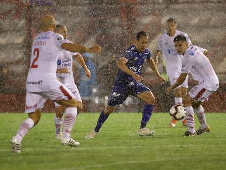 Rodriguinho tenta fugir da marcaÃ§Ã£o do HuracÃ¡n