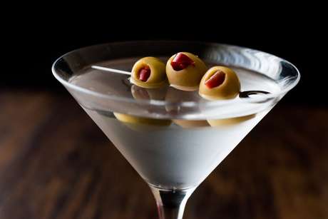 Dry martini: saiba mais sobre esse e outros drinks com gin