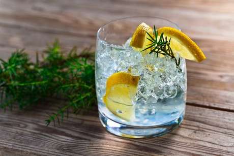 Gin tônica: um drink refrescante e delicioso