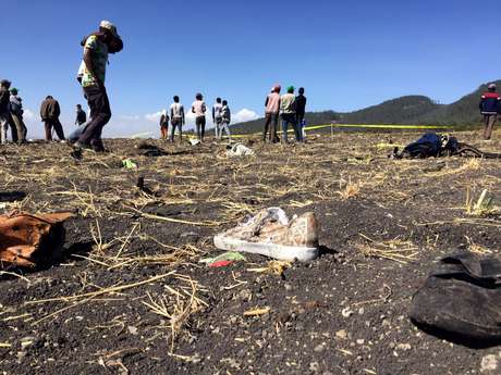 Pessoas caminham no local do acidente do avião Ethiopian Airlines ET 302, perto da cidade de Bishoftu, sudeste de Adis Abeba, Etiópia 10/03/2019 REUTERS/Tiksa Negeri 