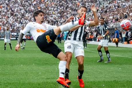 Fagner, do Corinthians, em lance contra Jean Motta, do Santos, durante partida válida pela 10ª rodada do Campeonato Paulista 2019, realizado no Estádio Arena Corinthians