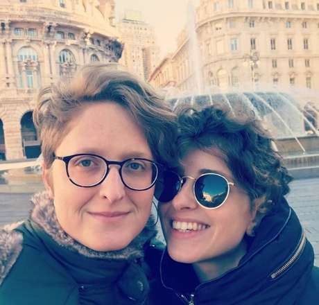 Carol Duarte (à direita) com a namorada Aline Klein: militância digital contra a homofobia