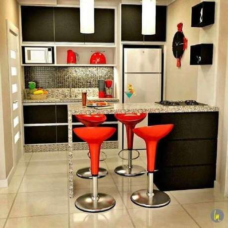 24. Decoração para cozinha pequena com banquetas vermelhas e armários pretos – Foto: Pinterest 24. Decoração para cozinha pequena com banquetas vermelhas e armários pretos – Foto: Pinterest