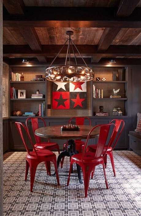 32. Decoração com estilo rústico para sala de jantar com detalhes em tons de vermelho – Foto: Air Freshener 32. Decoração com estilo rústico para sala de jantar com detalhes em tons de vermelho – Foto: Air Freshener