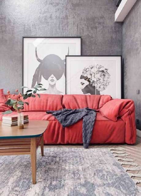 34. Decoração moderna para sala cinza com sofá vermelho e quadros apoiados no chão – Foto: Behance 34. Decoração moderna para sala cinza com sofá vermelho e quadros apoiados no chão – Foto: Behance