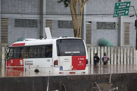 Temporal causa mortes no Grande ABC e rodízio é suspenso
