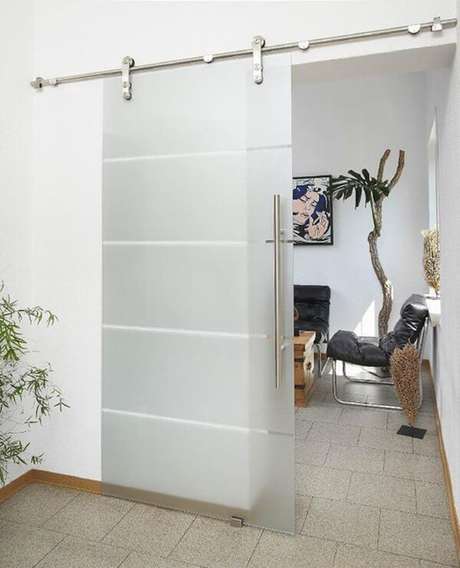 2- Os modelos de portas de vidro de correr com roldanas otimizam o espaço e dispensam o trilhos do piso. Fonte: Pinterest