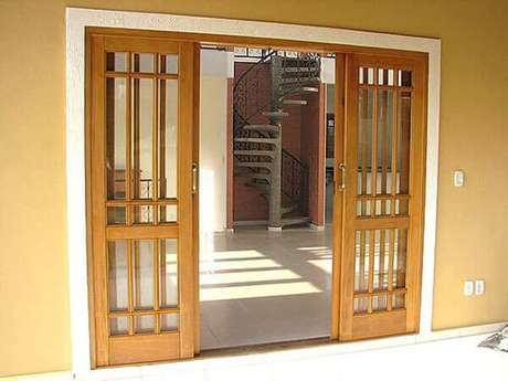 59- Os modelos de portas com quatro folhas são ideais para integrar a sala e a área de lazer. Fonte: Lugar Certo
