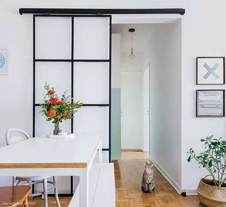 10- Os modelos de portas para sala dividem os ambientes do apartamento pequeno. Fonte: Histórias de Casa