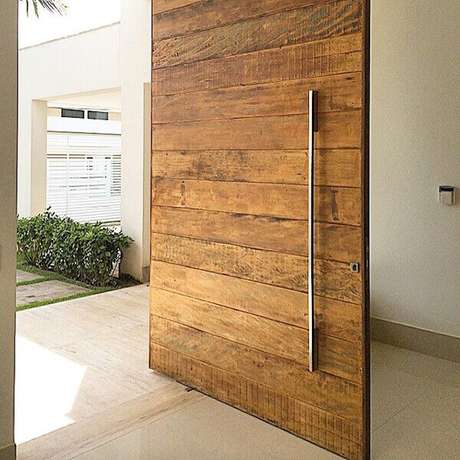 38- Os modelos de portas com madeira de demolição tem um visual rústico e moderno. Fonte: Interportas