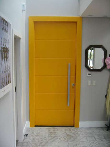 68- Os modelos de portas em madeira podem receber pintura de laca em diversas cores. Fonte: Ecoville Portas e Janelas