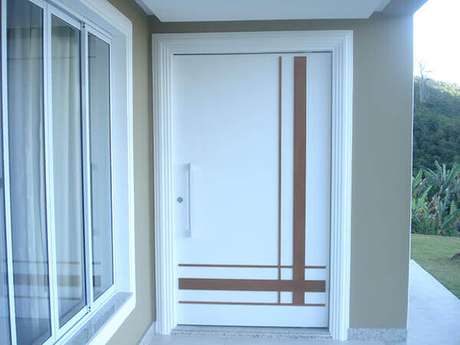 67- Os modelos de portas para sala tem enfeites em tons contrastantes Fonte: Ecoville Portas e Janelas