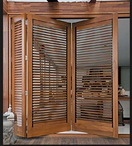 71- Os modelos de portas articuladas com venezianas permitem privacidade e ventilação do ambiente. Fonte: Diana Braga