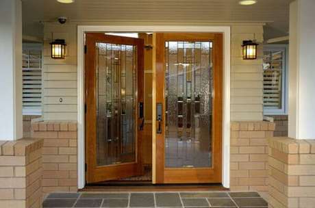 15- Os modelos de portas com vidro permitem a passagem de luz natural para o ambiente interno. Fonte: Arquitetura e Decoração Indaiatuba