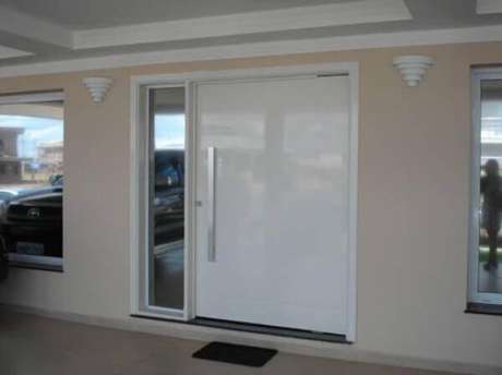 8- Os modelos de portas de alumínio para sala de estar podem ter diversos tipos de acabamentos. Fonte: Doce Obra