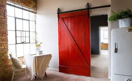 41- Os modelos de portas rústicas, tipo celeiro, são ótimas opções de decoração para sítios e fazendas. Fonte: Cycle