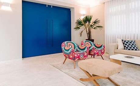 99- Os modelos de portas de correr para ambientes internos são pintadas em cores para realçar a decoração. Fonte: Dicas de Mulher