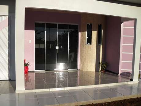 3- Os modelos de portas de vidro com 4 folhas valorizam a fachada do imóvel e promovem a visibilidade externa. Fonte: Decoração de Casa