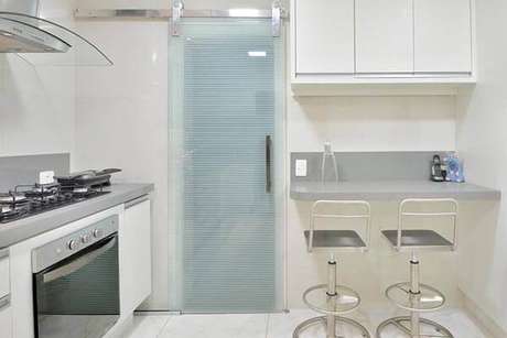 89- Os modelos de portas de correr de vidro para as cozinhas são práticas e fáceis de limpar. Fonte: Sabedoria Global