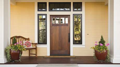 40- Os modelos de portas de madeira com visores são charmosas e elegantes. Fonte: Westwing