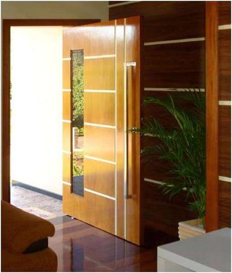 94- Os modelos de portas com visor e frisos podem complementar a decoração da sala com painéis de frisos. Fonte: Viminas