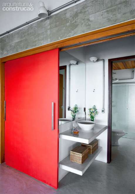 58- Os modelos de portas de correr para banheiro devem ter trilhos na parte superior do batente. Fonte: Arquitetura & Construção