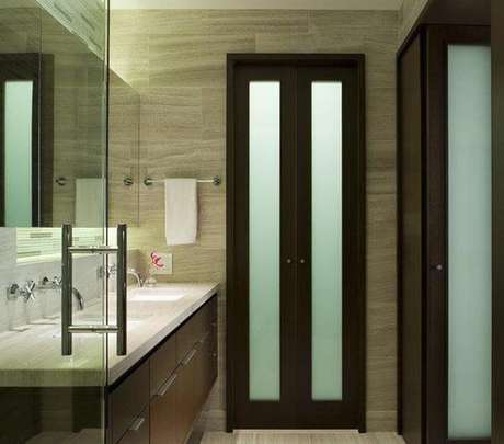 95- Os modelos de portas camarão para banheiros pequenos economizam espaço e decoram o ambiente. Fonte: Pinterest