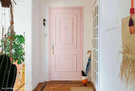 45- Os modelos de portas para sala com decoração clean podem ser pintadas com esmalte em tons pastel. Fonte: Histórias de Casa