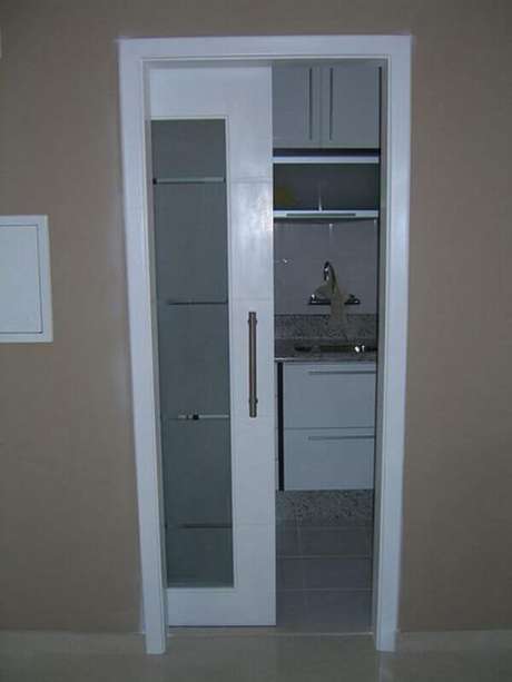 86 – Para apartamento pequenos, os modelos de portas de correr economizam espaço e facilitam a circulação. Fonte: Contruideia