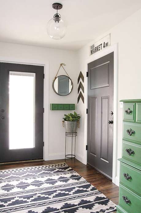 82- Os modelos de portas diferentes da sala recebem pintura de esmalte preto. Fonte: Pinterest