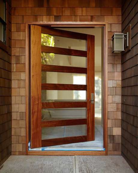 19- Os modelos de portas com estrutura de madeira e visores de vidro transparentes são modernos e decorativos. Fonte: Viminas
