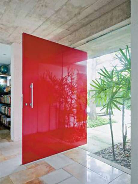 39- Os modelos de portas de vidro serigrafados em vermelho e pivotantes levam personalidade às edificações. Fonte: Doce Obra