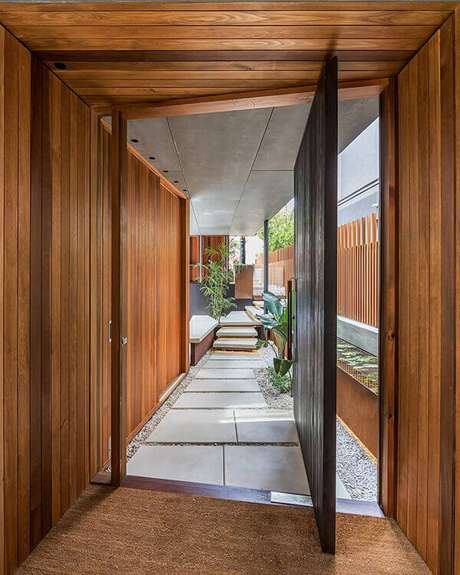20- Na arquitetura moderna os modelos de portas pivotantes são muito utilizados nos projetos. Fonte: Leroy Merlim