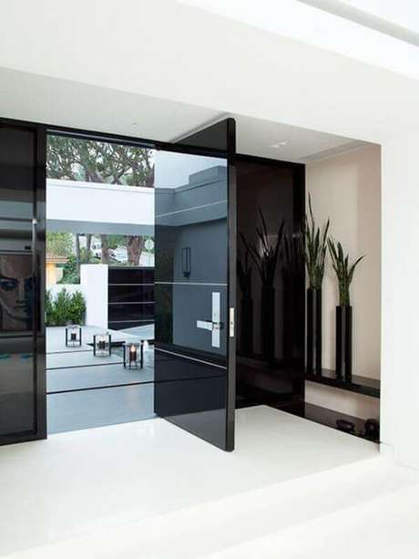 50- Os modelos de portas de vidro pretas com laterais do mesmo material são modernas e elegantes. Fonte: Pinterest