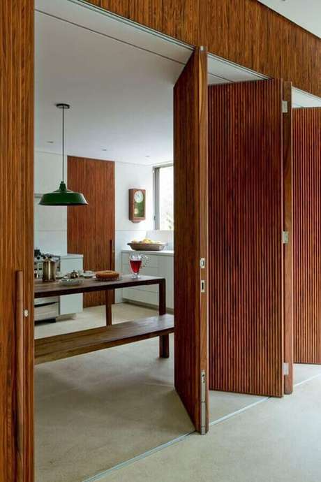 21- Os modelos de portas articuladas com trilhos inferiores e superiores dividem o ambiente integrado da cozinha e sala. Fonte: Pinterest