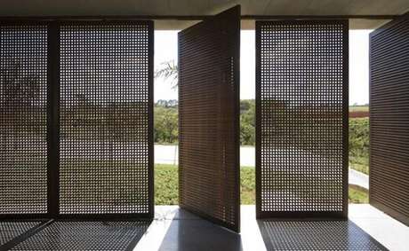 105-Os modelos de portas com treliças de diferentes materiais bloqueiam os raios de sol. Fonte: Loja do alumínio