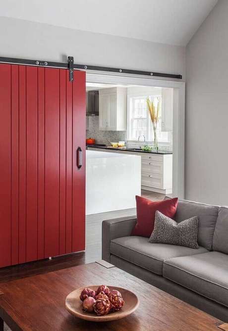 63. Sala decorada com porta de correr vermelha – Foto: Pinterest 63. Sala decorada com porta de correr vermelha – Foto: Pinterest