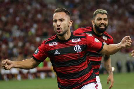 Everton Ribeiro, do Flamengo, comemora seu gol na partida da equipe contra a LDU, vÃ¡lida pelo Grupo D da Copa Libertadores, no estÃ¡dio do MaracanÃ£, na zona norte do Rio de Janeiro, nesta quarta-feira, 13.