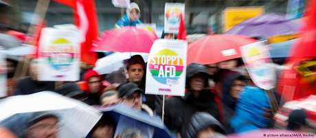 Manifestantes portam placares com a inscrição "pare a AfD" Manifestantes portam placares com a inscrição "pare a AfD"