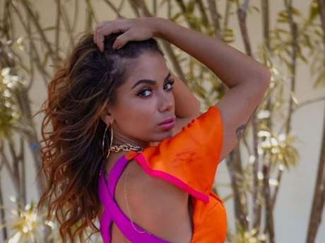 Anitta dá pista do próximo projeto da carreira: 'Kisses' Anitta dá pista do próximo projeto da carreira: 'Kisses'
