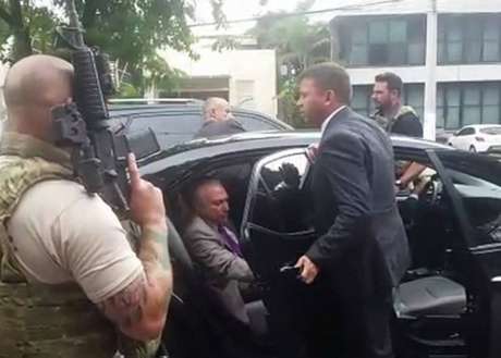 Policiais federais abordam carro do ex-presidente Michel Temer em São Paulo