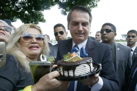 Bolsonaro recebeu bolo de simpatizantes