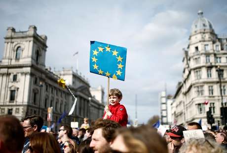 Centenas de milhares marcham em Londres por novo referendo do Brexit