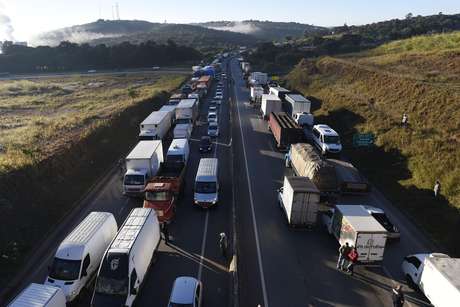 Caminhoneiros fazem protesto e pedem por redução de impostos em combustÃveis