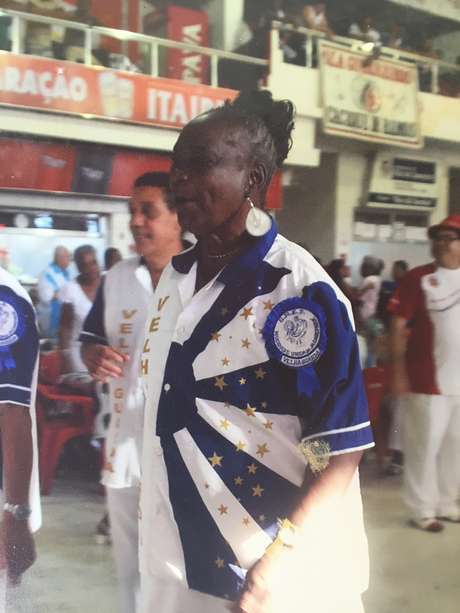 Apaixonada por samba, Alzira costumava desfilar no sambódromo todo carnaval Apaixonada por samba, Alzira costumava desfilar no sambódromo todo carnaval