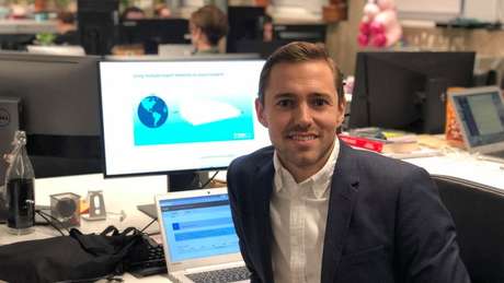 Max Friberg tirou uma licença de seu trabalho em uma consultoria, mas ainda tinha reservas, apesar da segurança de não ter deixado seu emprego Max Friberg tirou uma licença de seu trabalho em uma consultoria, mas ainda tinha reservas, apesar da segurança de não ter deixado seu emprego