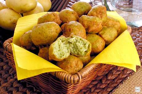 Bolinho de casca de batata com espinafre