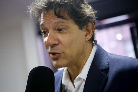 O ex-prefeito de São Paulo Fernando Haddad, candidato derrotado do PT ao Planalto, participa de ato em solidariedade ao ex-presidente Luiz Inácio Lula da Silva realizado em frente à sede nacional do Partido dos Trabalhadores (PT), no centro de São Paulo